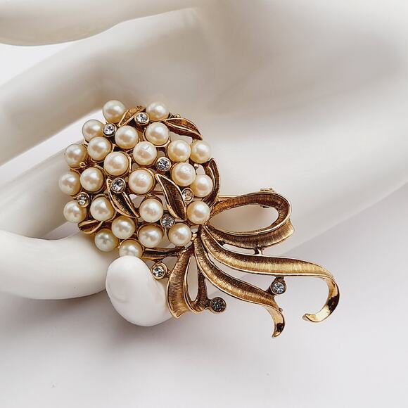 Vintage Floral Bouquet Faux Pearls Clear Rhinestones Gold Tone Brooch - Picture 2 of 7